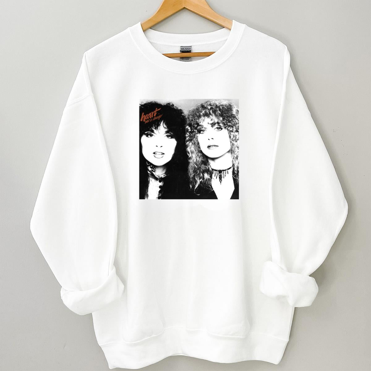 Vintage Graphic Heart Band Official Collector Retro Unisex T-Shirt